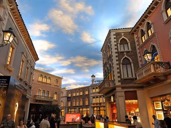 6. Grand Canal Shoppes (Mỹ) Tọa lạc ở Las Vegas (Mỹ), Grand Canal Shoppes là một trong những trung tâm thương mại độc đáo nhất thế giới với kiến trúc được mô tả theo khung cảnh thành phố Venice (Ý) xinh đẹp.