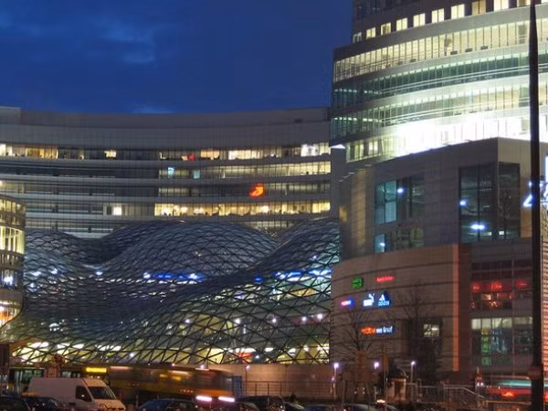 2. Zlote Tarasy Mall (Ba Lan) Zlote Tarasy là tổ hợp trung tâm thương mại, văn phòng, giải trí tổng hợp nằm ở thủ đô Warsaw của Ba Lan.