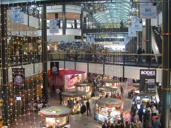 Megamall có hẳn một một lễ đường tổ chức đám cưới cực kỳ long lanh. Trong vòng 15 năm qua, trung tâm này đã mang lại hạnh phúc cho hơn 5.500 cặp tình nhân. Ngoài ra, nơi đây còn có một công viên vui chơi giải trí với tàu lượn siêu tốc, rạp chiếu phim, sân gôn, bể cá…