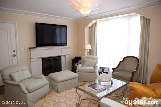 1. Khách sạn Montage Beverly Hills Với 201 phòng, khách sạn Montage Beverly Hills được biết đến như một biểu tượng khách sạn cao cấp và xa xỉ. Montage Beverly Hill toát lên vẻ tao nhã ở mọi góc độ, từ kiểu kiến trúc lấy cảm hứng theo phong các Tây Ban Nha cho đến khu vườn lãng mạn được tỉa tót cẩn thận. Điểm nổi bật của khách sạn là có một khu spa sang trọng, một nhà hàng Ý nổi tiếng và một bể bơi nước nóng trên mái nhà.