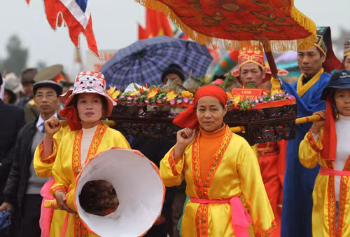 8h sáng dân làng nô nức rước cỗ cá vào đền Trần. “Tổ tiên nhà Trần sống bằng nghề đánh cá. Cũng vì gắn bó với nghề này mà các vị tổ tiên nhà Trần thường ghép tên mình với tên một số loại như Trần Kinh là cá kình, Trần hấp là cá trắm…Để tưởng nhớ tới thuở hàn vi của tổ tiên, năm nào nhân dân cũng tổ chức thi cỗ cá”, Phó chủ tịch UBND xã Tiến Đức cho biết.