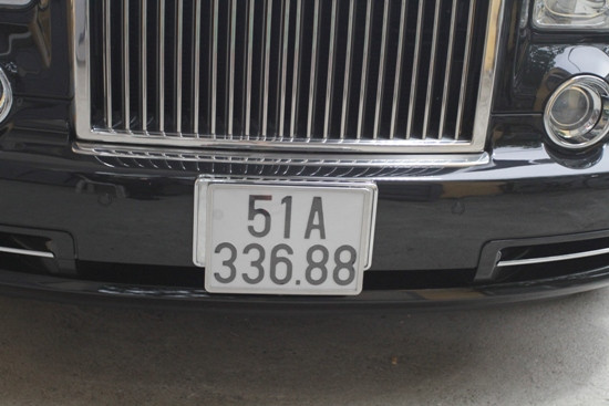 Giá bán của Rolls-Royce Phantom Rồng khi đặt chân đến dải đất hình chữ S rơi vào khoảng 40 tỷ Đồng. Hiếm có, độc đáo và đắt tiền nhưng Rolls-Royce Phantom Rồng lại liên tục lọt vào ống kính cánh săn ảnh Việt Nam trong vài tháng trở lại đây. Mới nhất trong số đó là hình ảnh chiếc Rolls-Royce Phantom Rồng tại sân vận động Hàng Đẫy, Hà Nội.