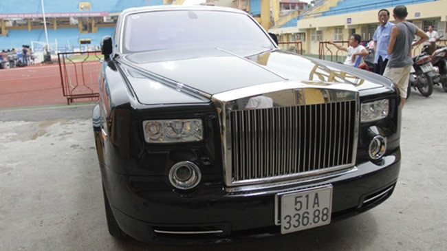 Nhiều người khi đến xem trận đấu giữa Câu lạc bộ Bóng đá Hà Nội và Thanh Hóa vào chiều hôm qua, ngày 22/7, đều ngạc nhiên trước sự xuất hiện của Rolls-Royce Phantom Rồng tại cổng sân vận động Hàng Đẫy. Ai cũng tò mò về danh tính của chủ nhân chiếc xế hàng chục tỷ đồng.