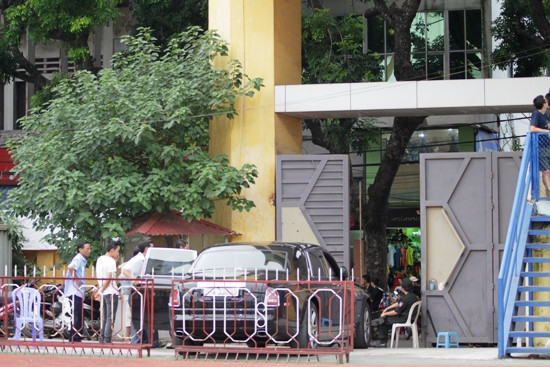 Ngoài ra, còn có hình rồng màu vàng in trên bảng điều khiển phía trước ghế hành khách. Phía dưới là chữ "Phantom" cùng màu. Trên trần xe là bầu trời sao lấp lánh, hàng ghế sau đi kèm hộc chứa rượu và ly. Ở bậc cửa xuất hiện dòng chữ "Year of the Dragon 2012" nằm dưới logo Rolls-Royce.