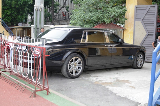 Hiện nay, bầu Kiên đang sở hữu trong tay một chiếc xế sang trọng không kém, đó là Bentley Continental Flying Spur. Chiếc Bentley màu đen bóng bẩy thường xuyên đỗ ở cổng sân vận động Hàng Đẫy mỗi khi Câu lạc bộ Bóng đá Hà Nội có trận thi đấu. Tại thị trường Việt Nam, Bentley Continental Flying Spur hiện nay có giá khoảng hơn 10 tỷ đồng.