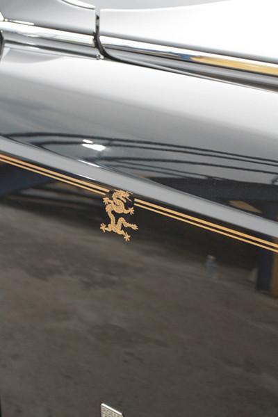 Chiếc Rolls-Royce Phantom phiên bản đặc biệt tại cổng sân Hàng Đẫy cũng mang trên mình đường kẻ đúp kéo dài dọc thân xe và một con rồng nằm trên mũi. Trong khoang lái là hình rồng thêu trên tựa đầu với chỉ khâu 4 màu, bao gồm nâu, vàng cát, đen và trắng.