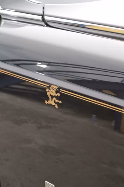 Chiếc Rolls-Royce Phantom phiên bản đặc biệt tại cổng sân Hàng Đẫy cũng mang trên mình đường kẻ đúp kéo dài dọc thân xe và một con rồng nằm trên mũi. Trong khoang lái là hình rồng thêu trên tựa đầu với chỉ khâu 4 màu, bao gồm nâu, vàng cát, đen và trắng.