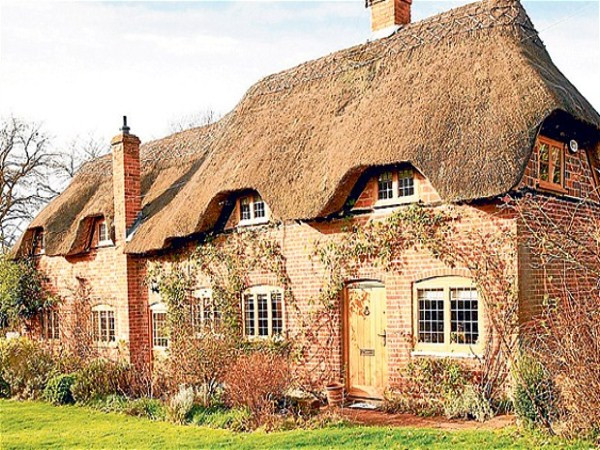 9. Hermitage, Berkshire, Anh. Giá bán: 650.000 bảng Ngôi nhà được xây bằng những viên gạch có từ thế kỷ thứ 18 và được lợp mái tranh. Căn nhà có 3 phòng ngủ trên lầu, và 2 phòng tắm. 9. Hermitage, Berkshire, Anh. Giá bán: 650.000 bảng Ngôi nhà được xây bằng những viên gạch có từ thế kỷ thứ 18 và được lợp mái tranh. Căn nhà có 3 phòng ngủ trên lầu, và 2 phòng tắm.