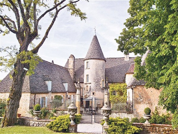 2. Dordogne, Pháp. Giá bán: 2,096 triệu bảng Căn nhà tráng lệ này được chủ nhân của nó xây dựng từ thế kỷ 15 dành tặng cho vợ mình. Bên trong ngôi nhà là cầu thang hình xoắn ốc, lò sưởi, những bức tường bằng đá, một hầm rượu và 3 phòng ngủ tiện nghi. Ngoài ra còn có một hồ nước hình trái tim. 2. Dordogne, Pháp. Giá bán: 2,096 triệu bảng Căn nhà tráng lệ này được chủ nhân của nó xây dựng từ thế kỷ 15 dành tặng cho vợ mình. Bên trong ngôi nhà là cầu thang hình xoắn ốc, lò sưởi, những bức tường bằng đá, một hầm rượu và 3 phòng ngủ tiện nghi. Ngoài ra còn có một hồ nước hình trái tim.