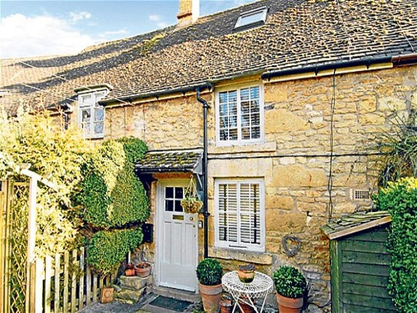7. Chipping Campden, Gloucestershire, Anh Quốc. Giá bán: 295.000 bảng Căn nhà nằm ở Cotswold, ngôi làng được mệnh danh đẹp nhất nước Anh có diện tích chỉ 51 m2, với một lò sưởi bằng đá, chỗ ngồi ở cửa sổ. Ngôi nhà mang đậm chất thôn dã với khu vườn xanh mướt, thoáng mát. 7. Chipping Campden, Gloucestershire, Anh Quốc. Giá bán: 295.000 bảng Căn nhà nằm ở Cotswold, ngôi làng được mệnh danh đẹp nhất nước Anh có diện tích chỉ 51 m2, với một lò sưởi bằng đá, chỗ ngồi ở cửa sổ. Ngôi nhà mang đậm chất thôn dã với khu vườn xanh mướt, thoáng mát.