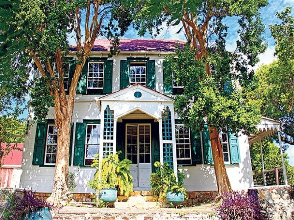 6. Đảo Antigua, Caribbean. Giá bán: 3,5 triệu bảng Căn nhà có tên Weatherill, là một trong những căn nhà lâu đời nhất trên đảo Antigua. Căn nhà này có quá khứ khá lãng mạn. Chủ nhân trước đây của nó là một cướp biển đem lòng yêu một cô gái bản địa. Nhờ tình yêu của cô gái, ông ta đã trở thành người lương thiện. 6. Đảo Antigua, Caribbean. Giá bán: 3,5 triệu bảng Căn nhà có tên Weatherill, là một trong những căn nhà lâu đời nhất trên đảo Antigua. Căn nhà này có quá khứ khá lãng mạn. Chủ nhân trước đây của nó là một cướp biển đem lòng yêu một cô gái bản địa. Nhờ tình yêu của cô gái, ông ta đã trở thành người lương thiện.