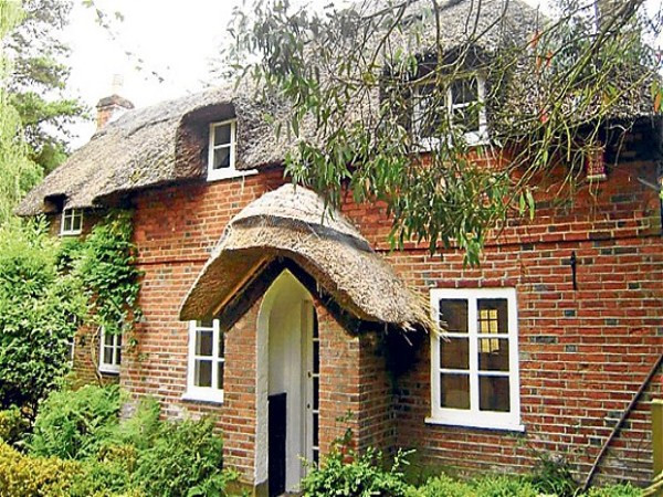 8. Southampton, vùng Hampshire, Anh quốc. Giá bán: 500.000 bảng Căn nhà được lợp bằng mái tranh, có 4 phòng ngủ và một khu vườn lớn, nằm sau một cánh đồng và con sông 8. Southampton, vùng Hampshire, Anh quốc. Giá bán: 500.000 bảng Căn nhà được lợp bằng mái tranh, có 4 phòng ngủ và một khu vườn lớn, nằm sau một cánh đồng và con sông