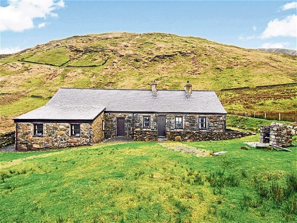 3. Snowdonia, Xứ Wales. Giá bán: 320.000 bảng Với kiến trúc gây ấn tượng mạnh, căn nhà nằm ở chân núi Moel Gynghorion này nổi bật giữa những ngọn đồi... Điểm đặc biệt tại đây là nguồn nước được lấy trực tiếp từ suối trên núi. 3. Snowdonia, Xứ Wales. Giá bán: 320.000 bảng Với kiến trúc gây ấn tượng mạnh, căn nhà nằm ở chân núi Moel Gynghorion này nổi bật giữa những ngọn đồi... Điểm đặc biệt tại đây là nguồn nước được lấy trực tiếp từ suối trên núi.