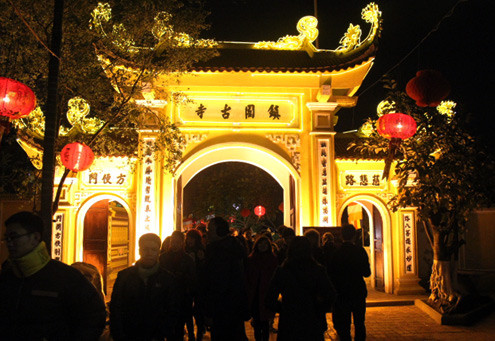 2h sáng, chùa Trấn Quốc vẫn còn sáng đèn. Hàng trăm người sau khi xem màn bắn pháo hoa đã đến đây để làm lễ.