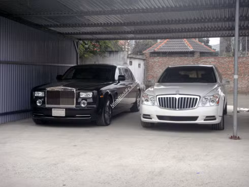 Sau khi về đến Việt Nam vào tháng 3, Phantom in hình rồng xuất hiện trong một garage ở Ninh Bình, bên cạnh một đối thủ siêu sang, chiếc Maybach 62S màu trắng.