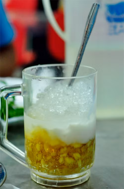 Ngoài ra, các món chè tại quán cũng khá ngon. Chè có độ ngọt vừa phải, ăn rất mát. Chè bưởi An Giang cũng ngậy và béo hơn chè bưởi Hà Nội. Cùi bưởi giòn giòn sánh cùng những hạt đỗ xanh bùi bùi trong nước dừa ngậy béo, đây cũng là đặc sản của quán.