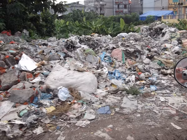 Hai bên đường dẫn vào làng Khoai rác rưởi chất cao như núi, từ túi nilon, chai nhựa thậm chí cả băng vệ sinh... Hai bên đường dẫn vào làng Khoai rác rưởi chất cao như núi, từ túi nilon, chai nhựa thậm chí cả băng vệ sinh...
