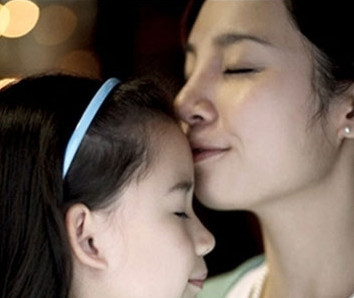 6 mẫu người không nên... hôn trẻ con