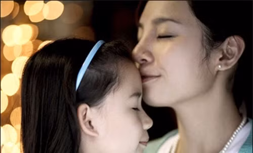 Hôn trẻ là hành động thể hiện sự yêu thương. Nhưng trong một số trường hợp thì hành động này cần được cấm kỵ. (Ảnh minh họa).