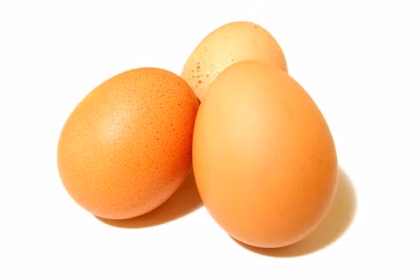 3. Trứng Trứng cũng là một loại thực phẩm giúp tăng cường vitamin D cho bạn. Tuy chỉ chiếm khoảng 6% lượng vitamin D cơ thể cần, nhưng đây là loại thực phẩm rất thông dụng, dễ kiếm, lại rất giàu chất dinh dưỡng. Lượng vitamin đều nằm trong lòng đỏ trứng, vì vậy bạn đừng bỏ phần thức ăn bổ dưỡng này đi nhé.