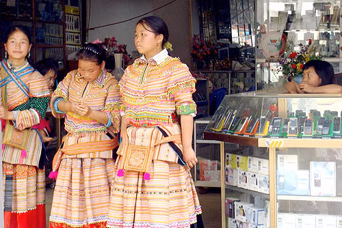 Việc đầu tiên xuống chợ của các sơn nữ là vào hàng điện thoại nạp thẻ và tải bài hát