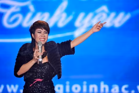 Nhiều nhà mạng chạy đua mời siêu sao để thu hút thuê bao. Ảnh: Hoàng Hà