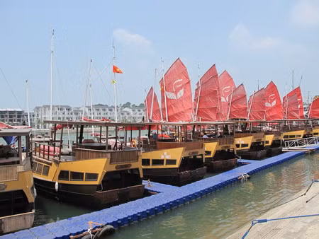 Cảng tàu du lịch Tuần Châu hiện tại luôn tấp nập tàu du lịch trong nước và du thuyền các nước đón trả khách Cảng tàu du lịch Tuần Châu hiện tại luôn tấp nập tàu du lịch trong nước và du thuyền các nước đón trả khách