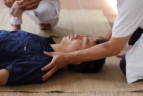 Khi gặp người bị tai nạn phải kiểm tra phần đầu xem có dấu hiệu bị chấn thương sọ não không Khi gặp người bị tai nạn phải kiểm tra phần đầu xem có dấu hiệu bị chấn thương sọ não không