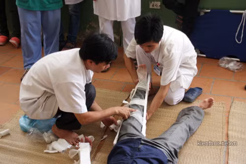 Khi nâng lên cần phải nâng đều toàn bộ chân Khi nâng lên cần phải nâng đều toàn bộ chân