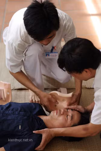 Sau đó dùng vải mềm cố định phần cổ cho nạn nhân Sau đó dùng vải mềm cố định phần cổ cho nạn nhân