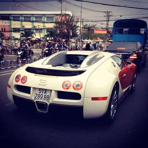 Bugatti Veyron trang bị động cơ W16, 16 xi-lanh được bố trí theo kiểu chữ W độc đáo, 64 van. Mẫu xe thể thao có khả năng đạt tốc độ trên 400 km/h, tăng tốc từ 0 lên 100 km/h trong 2,2 giây là nhờ có được công suất 1.001 mã lực, mô-men xoắn 1.250 Nm từ khối động cơ 16 xi-lanh chiều dài 710 mm, trọng lượng 400 kg, không lớn hơn loại V12 truyền thống. Động cơ gồm hai khối VR8, đặt lệch nhau 15 độ. Mỗi khối có 8 xi-lanh chia làm hai hàng theo kiểu chữ V với góc nghiêng 90 độ với 2 tubin tăng áp. Nhờ kết cấu độc đáo động cơ 4 hàng xi-lanh, 64 van mà chỉ cần dùng đến 4 trục cam (thông thường mỗi hàng cần sử dụng 2 trục, một cho van xả, một cho van nạp). Nổi bật trên đường phố Sài Gòn với 2 màu trắng-đỏ