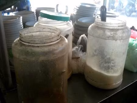 Những lọ nhựa đựng gia vị chế biến đầy dầu mỡ, cáu bẩn. Những lọ nhựa đựng gia vị chế biến đầy dầu mỡ, cáu bẩn.
