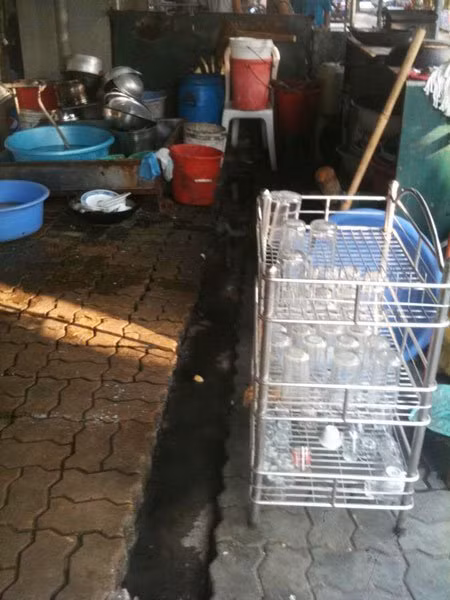 Bát, cốc uống nước chất đống để cạnh rãnh nước thải chỉ vài cmKinh hoàng ‘hậu trường’ chế biến bánh tôm Hồ Tây Bát, cốc uống nước chất đống để cạnh rãnh nước thải chỉ vài cmKinh hoàng ‘hậu trường’ chế biến bánh tôm Hồ Tây