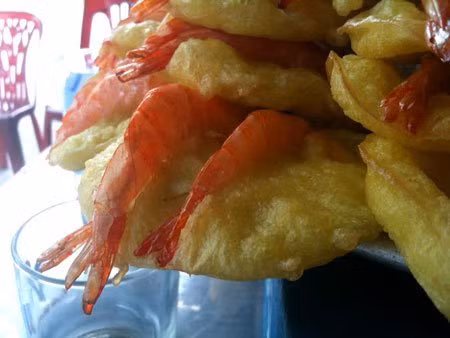 Mâm bánh đều được để "lộ thiên" không dụng cụ che đậy, hứng đầy bụi đường. Quan sát kỹ, món đặc sản Hà thành ngoài tôm còn có cả...tóc. Mâm bánh đều được để "lộ thiên" không dụng cụ che đậy, hứng đầy bụi đường. Quan sát kỹ, món đặc sản Hà thành ngoài tôm còn có cả...tóc.