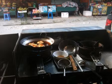 Chảo dầu chiên bánh đen kịt vì đã được sử dụng nhiều lần. Những chảo dầu chiên bánh này còn được tận dụng từ ngày này qua ngày khác để... tiết kiệm chi phí. Chảo dầu chiên bánh đen kịt vì đã được sử dụng nhiều lần. Những chảo dầu chiên bánh này còn được tận dụng từ ngày này qua ngày khác để... tiết kiệm chi phí.