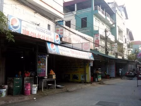Những quán bánh tôm mọc lên san sát ở đường vào phủ Tây Hồ, Hà Nội Những quán bánh tôm mọc lên san sát ở đường vào phủ Tây Hồ, Hà Nội