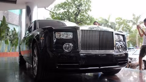 Mới đây nhất là chiếc xe khủng Rolls Royce Phantom Rồng trị giá 1,7 triệu USD đã thuộc sở hữu của đại gia Trần Văn Thạch ở huyện miền núi Hương Khê.