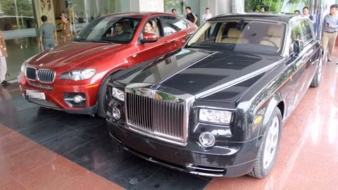 BMW X6 đọ dáng với Rolls Royce Phantom rồng