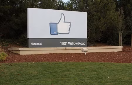 Sau nhiều tháng chuẩn bị, cuối năm ngoái, Facebook đã chuyển văn phòng từ Palo Alto sang khu Menlo Park rộng 230.670 m2 cũng thuộc tiểu bang California (Mỹ). Đây là lần thứ ba Facebook chuyển trụ sở kể từ khi thành lập năm 2004.