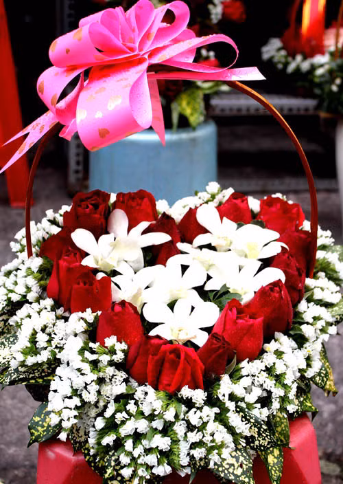 Tại chợ hoa đầu mối, giá hồng Đà Lạt tăng hơn gấp 2 lần bình thường. Anh Phạm Thành Doanh, chủ shop hoa Thủy Mộc nằm trong chợ cho biết : ‘Giá hồng đỏ Đà Lạt bình thường chỉ có khoảng 150.000 đồng/bó (50 bông), nhưng mùa lễ tình nhân năm nay có giá gần 500.000 đồng/bó. Lý do vì thời tiết Đà Lạt đầu năm nay không thuận lợi cho hồng nở hoa. Cũng chính vì vậy nên giá các giỏ hoa Valentine cũng cao hơn mọi khi’. Tại chợ hoa đầu mối, giá hồng Đà Lạt tăng hơn gấp 2 lần bình thường. Anh Phạm Thành Doanh, chủ shop hoa Thủy Mộc nằm trong chợ cho biết : ‘Giá hồng đỏ Đà Lạt bình thường chỉ có khoảng 150.000 đồng/bó (50 bông), nhưng mùa lễ tình nhân năm nay có giá gần 500.000 đồng/bó. Lý do vì thời tiết Đà Lạt đầu năm nay không thuận lợi cho hồng nở hoa. Cũng chính vì vậy nên giá các giỏ hoa Valentine cũng cao hơn mọi khi’.
