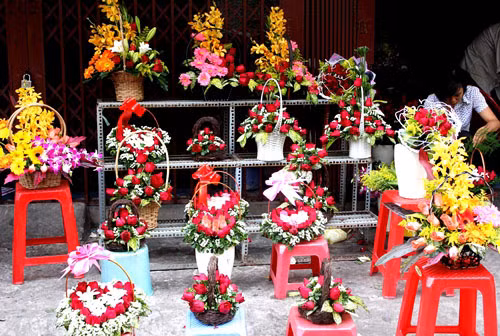 Nhiều điểm bán sỉ, các chủ sạp chủ động làm thủ công các giỏ hoa đa dạng về hình thức để bán nhằm đáp ứng nhu cầu của người mua nhân ngày lễ 14/2. Một số shop hoa cũng có cả dịch vụ giao hoa tận nơi với mức phí khoảng 30.000 đồng. Nhiều điểm bán sỉ, các chủ sạp chủ động làm thủ công các giỏ hoa đa dạng về hình thức để bán nhằm đáp ứng nhu cầu của người mua nhân ngày lễ 14/2. Một số shop hoa cũng có cả dịch vụ giao hoa tận nơi với mức phí khoảng 30.000 đồng.