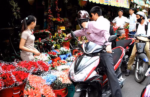Cánh mày râu xuất hiện khá đông tại chợ những ngày gần Valentine. Cánh mày râu xuất hiện khá đông tại chợ những ngày gần Valentine.