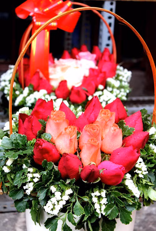Vào mỗi mùa Valentine, hoa hồng được chọn mua nhiều nhất vì đây là biểu tượng của tình yêu. Theo các tiểu thương ở chợ hoa Hồ Thị Kỷ, TP.HCM, ngay từ ngày 13/2 đã có khá đông để mua hoa và các giỏ hoa để tặng cho nửa kia của mình nhân dịp Lễ Tình nhân. Vào mỗi mùa Valentine, hoa hồng được chọn mua nhiều nhất vì đây là biểu tượng của tình yêu. Theo các tiểu thương ở chợ hoa Hồ Thị Kỷ, TP.HCM, ngay từ ngày 13/2 đã có khá đông để mua hoa và các giỏ hoa để tặng cho nửa kia của mình nhân dịp Lễ Tình nhân.