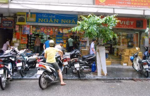 Phố sách Đinh Lễ tấp nập người mua kẻ bán. Phố sách Đinh Lễ tấp nập người mua kẻ bán.