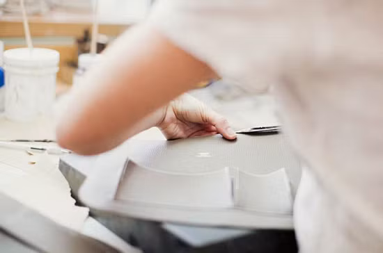 Bí mật làm nên thương hiệu Hermes không phải ở chất lượng máy khâu mà ở sự tỉ mẩn và chú tâm của những người thợ lành nghề, chưa kể tới lịch sử Hermes đã gắn liền với các sản phẩm da kể từ khi xuất hiện vào năm 1837. Bí mật làm nên thương hiệu Hermes không phải ở chất lượng máy khâu mà ở sự tỉ mẩn và chú tâm của những người thợ lành nghề, chưa kể tới lịch sử Hermes đã gắn liền với các sản phẩm da kể từ khi xuất hiện vào năm 1837.