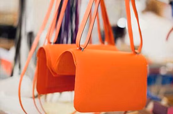Một số tài liệu viết rằng, chất liệu da làm nên túi Hermes thường là da cá sấu nhập khẩu từ Australia. Tuy nhiên, cũng có một số sản phẩm làm từ da động vật quý hiếm khác. Điều này nói lên phần nào mức giá trên trời của Hermes. Một số tài liệu viết rằng, chất liệu da làm nên túi Hermes thường là da cá sấu nhập khẩu từ Australia. Tuy nhiên, cũng có một số sản phẩm làm từ da động vật quý hiếm khác. Điều này nói lên phần nào mức giá trên trời của Hermes.