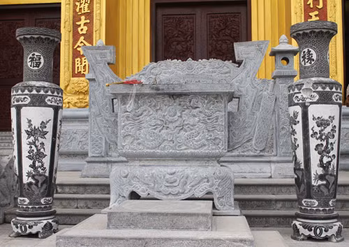 Hoằng Nghị Đại Vương là người đã đứng ra vận động nhân dân khai canh lập ấp, phát triển nông nghiệp, đắp đê phòng lụt, đào sông chống hạn, dậy dân cấy lúa, trồng dâu nuôi tằm, ươm tơ dệt lụa, mở chợ buôn bán thông thương với kinh đô Thăng Long, giúp trấn Nam Sơn Hạ xưa trở thành vùng đất trù phú. Khi qua đời, ông được nhân dân lập đền thờ, tôn là Thành Hoàng.