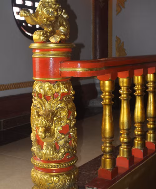 Trải qua sóng gió chiến tranh, khu đền thờ Hoằng Nghị Đại Vương bị tàn phá nặng nề, chỉ còn lại là một nấm đất. Nghĩ về tổ tiên, năm 2002 nhà đại tỷ phú Trần Văn Sen đã quyết định mua lại gần 10 ha đất làng Mẹo, ngôi làng được mệnh danh là làng tỷ phú, đất đắt không kém thủ đô Hà Nội để xây dựng một đền thờ uy nghi. Gia tộc họ Trần nhất trí di chuyển mộ Hoằng Nghị Đại Vương để tiện cho việc sắp xếp kiến trúc, tuy nhiên khi đào đất, mọi người đều lạnh toát xương sống, chân tay bủn rủn, mồ hôi vã ra như tắm.