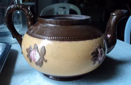 Lấy gì chứng minh chiếc ấm này được làm từ bột vàng là đồ ngự dụng như một số người buôn bán quảng cáo?