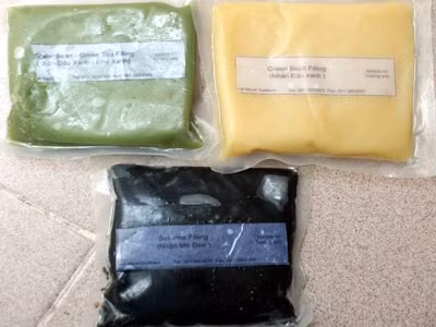 Mẫu nhân bánh trung thu làm sẵn mua tại chợ Bình Tây. Mẫu nhân bánh trung thu làm sẵn mua tại chợ Bình Tây.